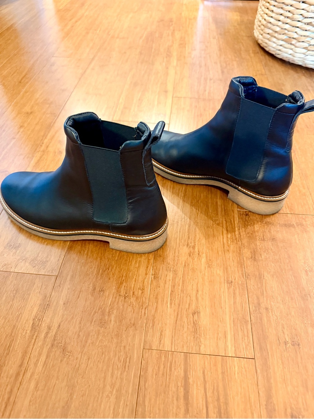 Women’s Black Everlane Chelsea Boots with Crepe Sole - Picture 3 of 6